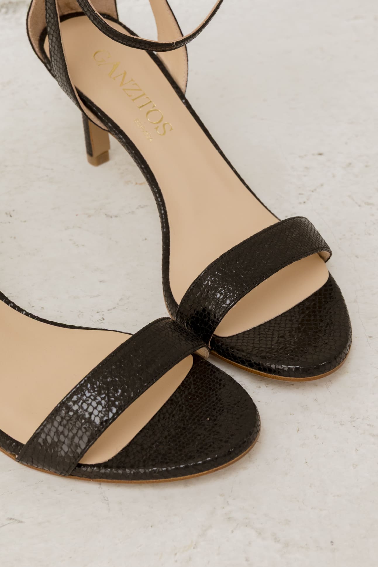 Ginebra Black Etruscan