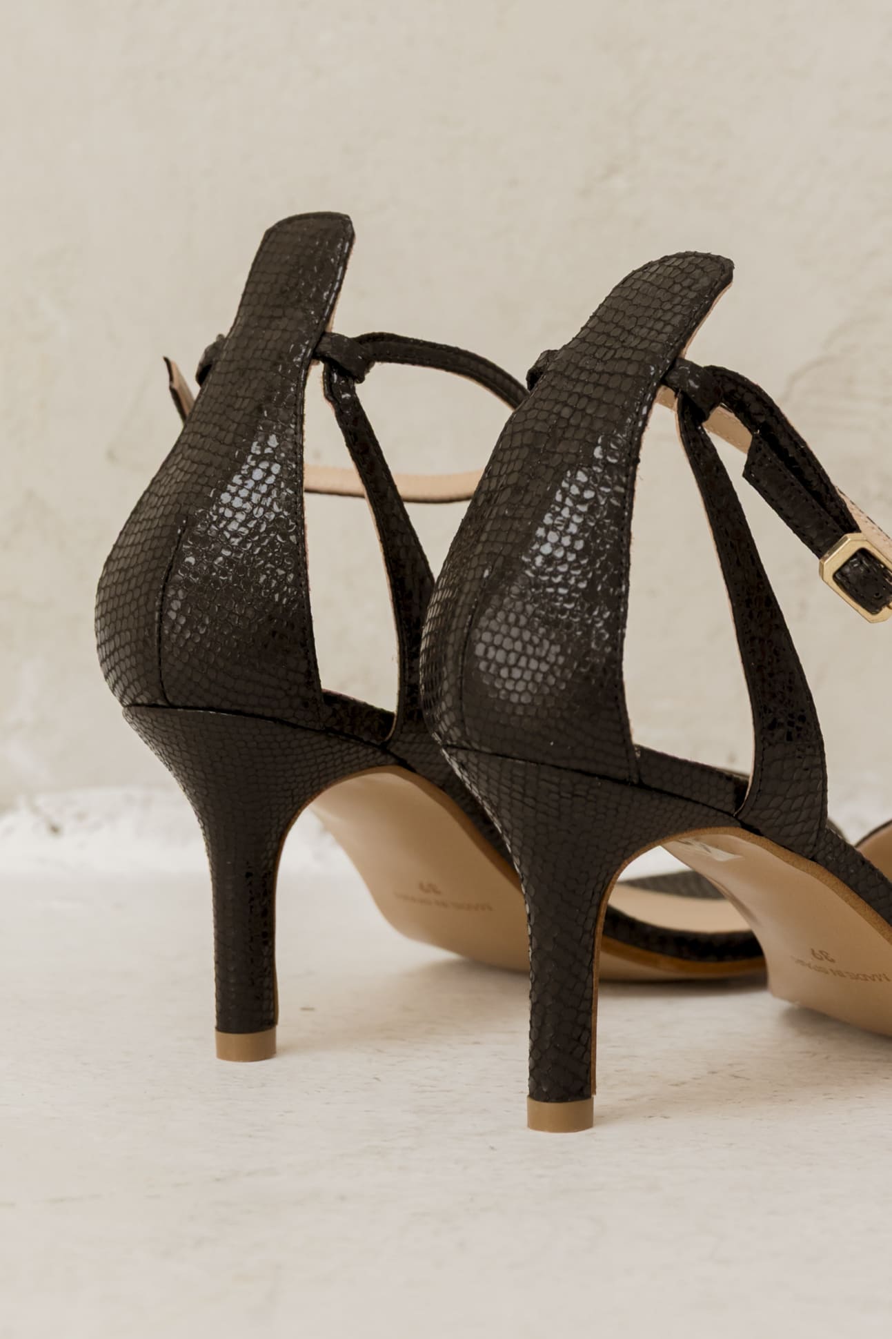 Ginebra Black Etruscan