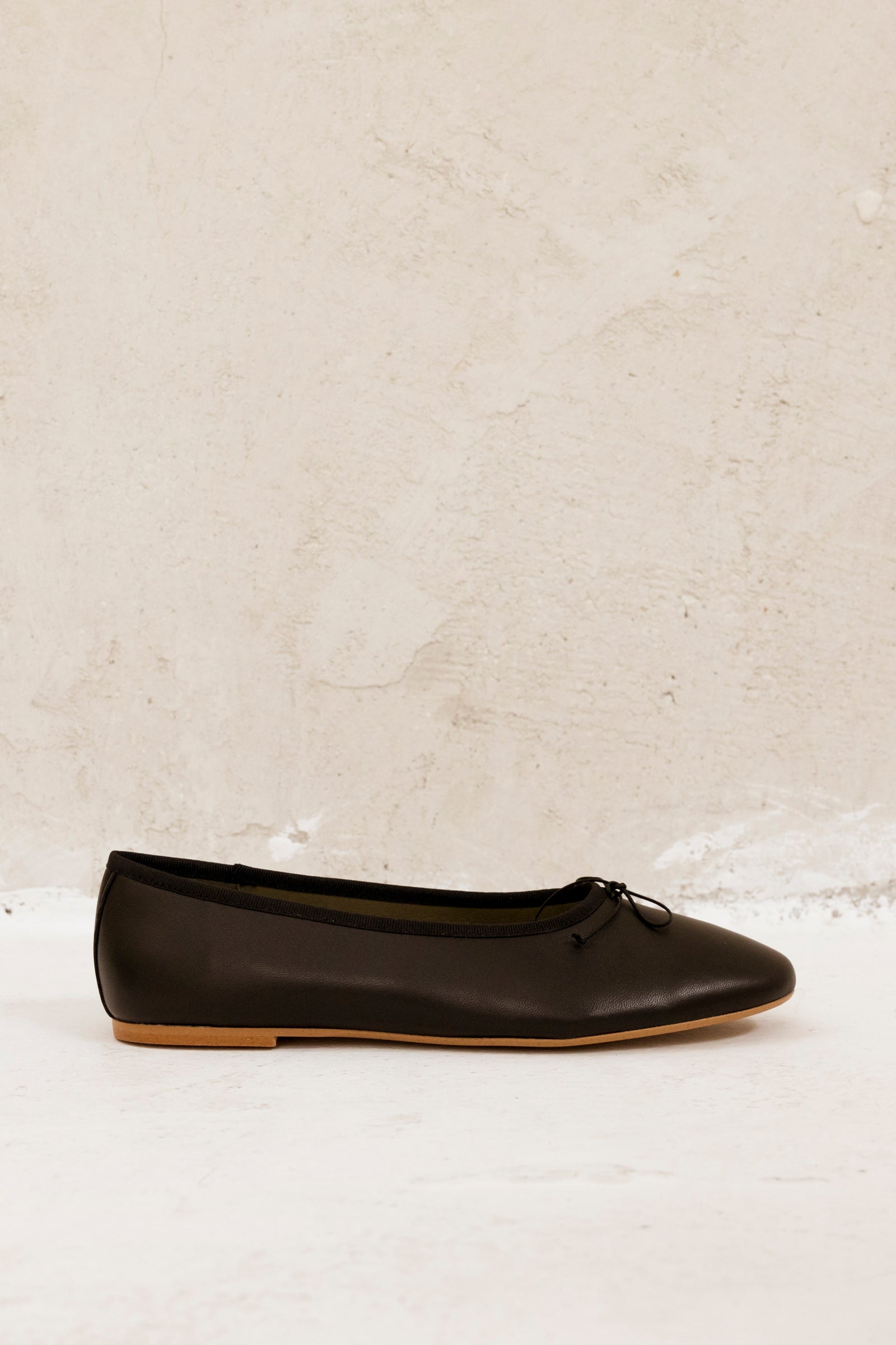 Adela Black Leather (Outlet)